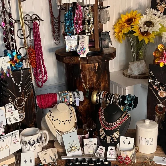 Groundhog Day Jewelry Sale 8.35 am - Picture 5 of 16